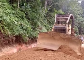 Société-Gabon/Département de l’Ogoulou  Réhabilitation de l’axe Yeno-Étéké, Alain Simplice Boungoueres met la main dans la pâte.