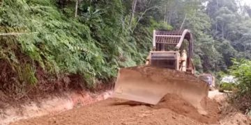 Société-Gabon/Département de l’Ogoulou Réhabilitation de l’axe Yeno-Étéké, Alain Simplice Boungoueres met la main dans la pâte.