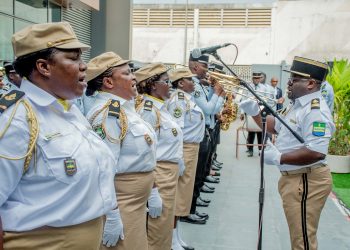 Économie-Gabon-Douanes/Port obligatoire de la tenue : Le Colonel Landry Mbondo met la charrue avant les bœufs.