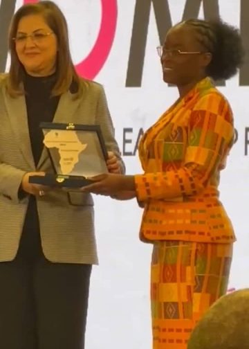 Hermelia Hayes Mbandinga recevant sa distinction