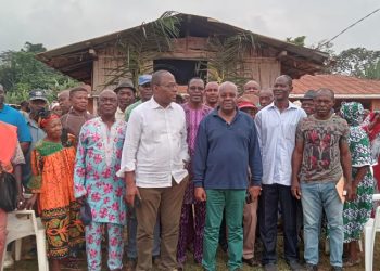 Politique-Gabon/Compte rendu parlementaire : Le Vénérable AKOURE NDOUTOUME André et l’Honorable AKOMEZOGHO FRANÇOIS Auguste édifient les populations du Canton Bissok sur les raisons de voter OUI au Référendum.