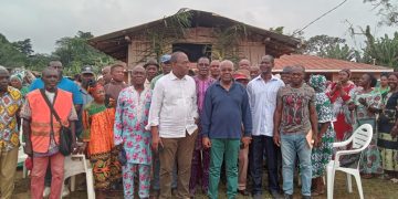 Politique-Gabon/Compte rendu parlementaire : Le Vénérable AKOURE NDOUTOUME André et l’Honorable AKOMEZOGHO FRANÇOIS Auguste édifient les populations du Canton Bissok sur les raisons de voter OUI au Référendum.