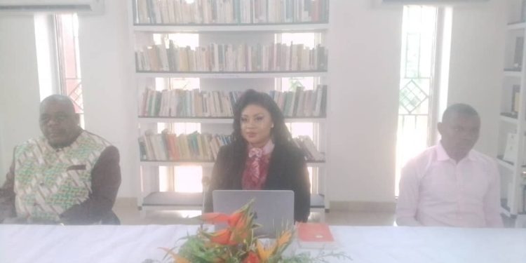 Société-Gabon/Fabienne Essola Efountame présente son ouuvrage, ‘’République c’est moi’’