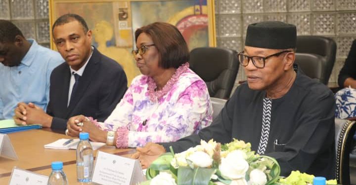 Politique-Gabon/Élection présidentielle du 12 avril : Jean François Ndongou devise avec une délégation de l’Institut International pour la Démocratie et l’Assistance Électorale.