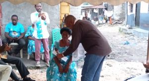 Le coordinateur de la cellule RPM zone paillote de derrière le marché Lubin Martial NTOUTOUME, Hortense Beyadiegué Kowé assise au centre