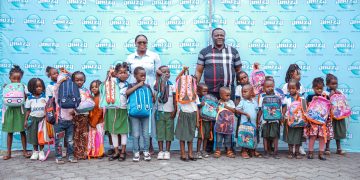 Société-Gabon/SOBRAGA offre des produits pharmaceutiques, 600 kits scolaires et 400 packs d’eau à Léconi