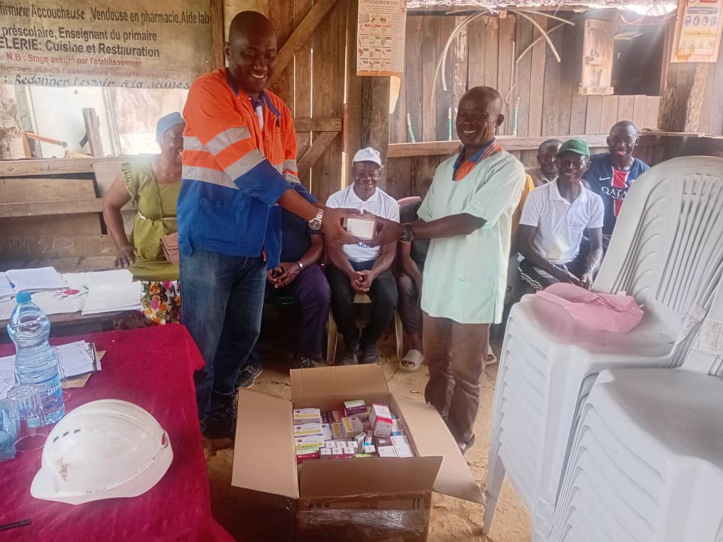 Société-Gabon/ RSE : Setrag offre des médicaments et du mobilier à l’infirmerie de LIFOUTA.