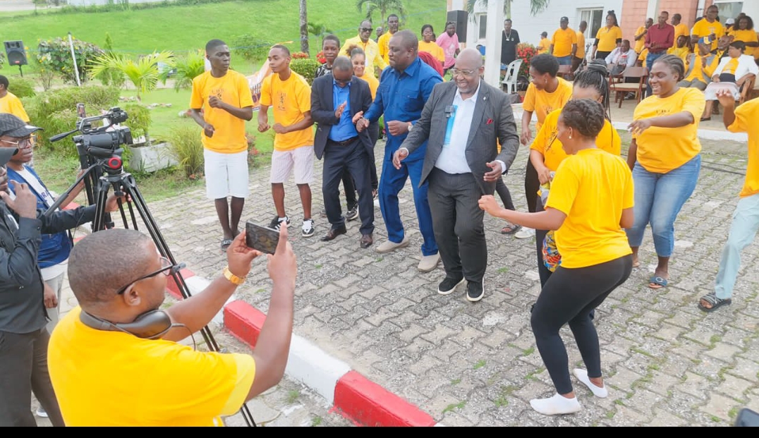 Politique-Gabon/ Léopold Aimé Évah et Vincent de Paul Mouidi réaffirment leur appartenance à l’UPR après une publication controversée.