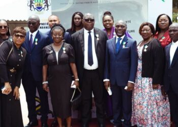 Société-Gabon/Mérite gabonais aux agents de la CNSS : le Dr Olivier Rebienot Pellegrin reçoit les 16 impétrants.