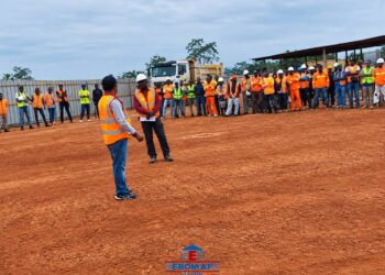Société-Gabon/Chantier Lébamba-Mbigou : EBOMAF sensibilise les agents  sur l’usage obligatoire des EPI.