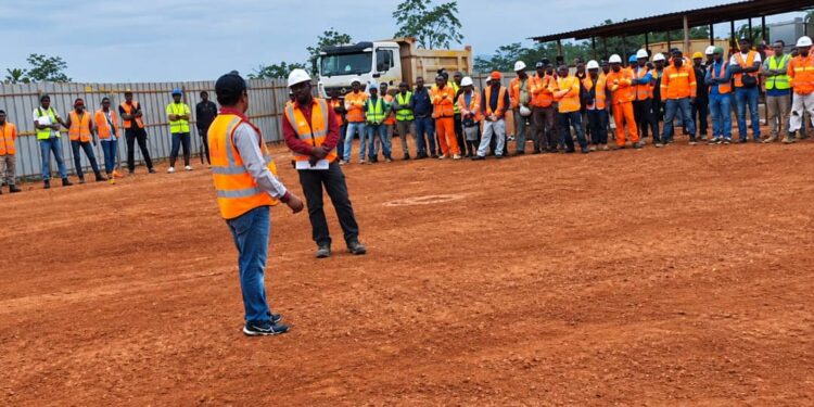 Société-Gabon/Chantier Lébamba-Mbigou : EBOMAF sensibilise les agents  sur l’usage obligatoire des EPI.